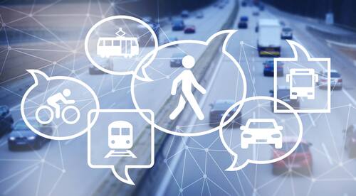 Symbole für verschiedene Mobilitätsarten in Sprechblasen, Bahn, Bus, Radfahrer, Auto, zentral ein Fußgänger, im Hintergrund Autobahn